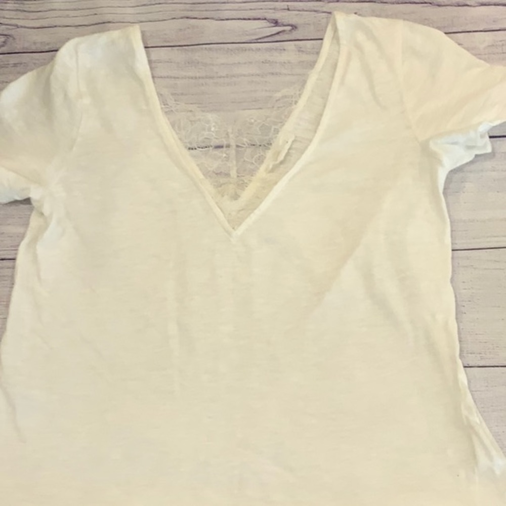 💝3 for $15💝Tshirt with lace v-neck detail